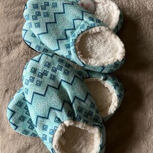 NWT 2 Pairs Fair Isle Slippers Blue Fuzzy Comfort Non-Skid Women’s Size L/ XL